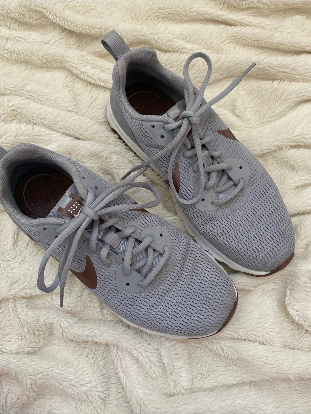 Nike Air Max Motion LW sneakers grey/bronze women's Sz 9